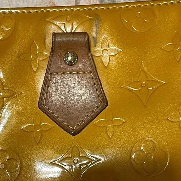 Louis Vuitton - Picture 3 of 12